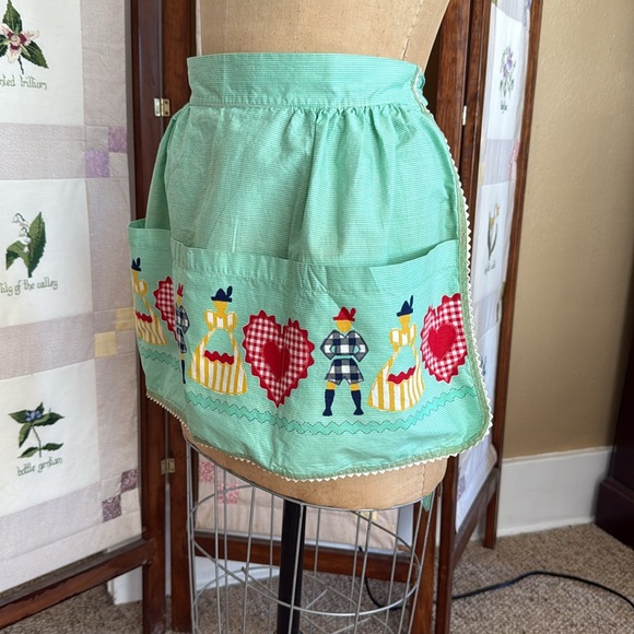 Vintage 1950s Novelty Apron – Mint Green with Gingham Hearts & Folk Dancers - Picture 4 of 15